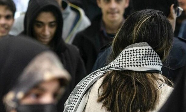 لحظه دستگیری زن بی‌حجاب و برهـنه توسط نهادهای امنیتی