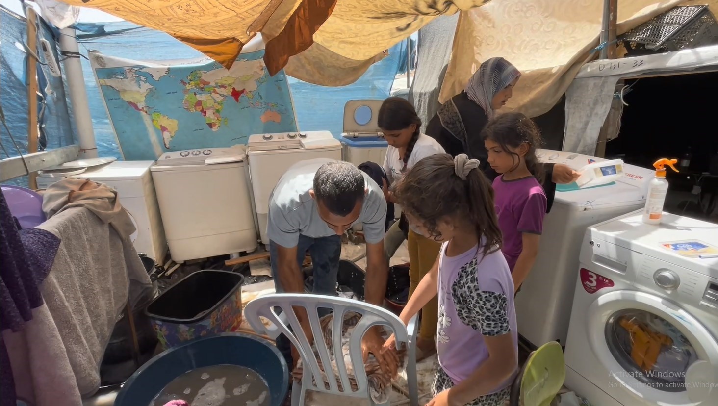 راه اندازی مرکز لباسشویی با برق خورشیدی توسط جوان فلسطینی